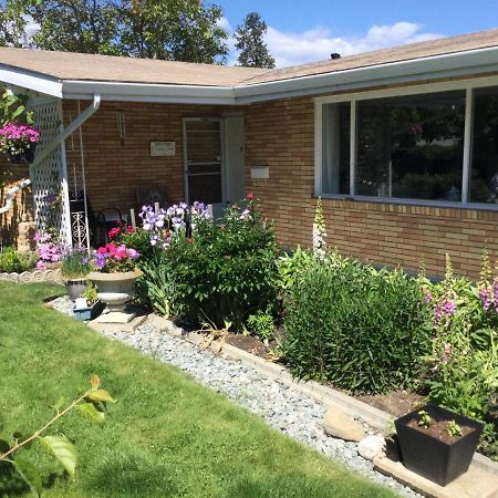 Your Home Away From Home Kelowna Bagian luar foto