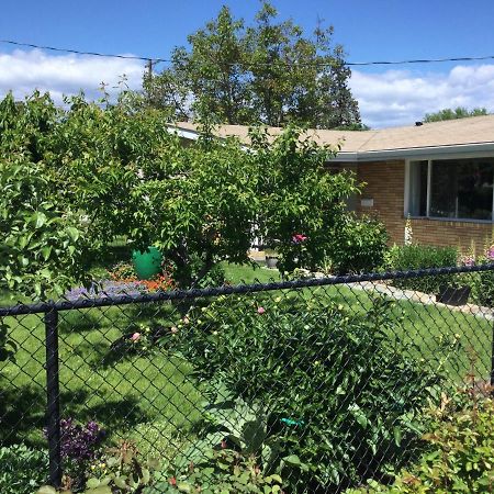 Your Home Away From Home Kelowna Bagian luar foto