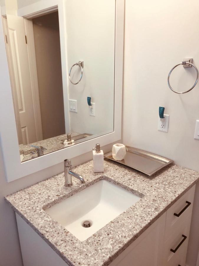 Your Home Away From Home Kelowna Bagian luar foto