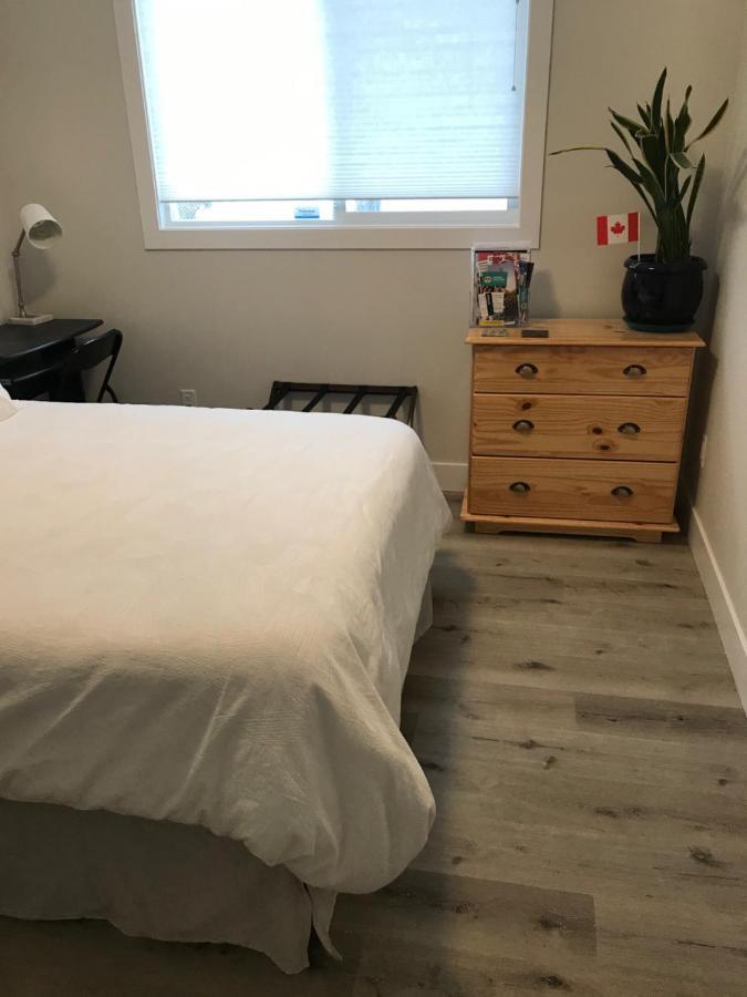 Your Home Away From Home Kelowna Bagian luar foto