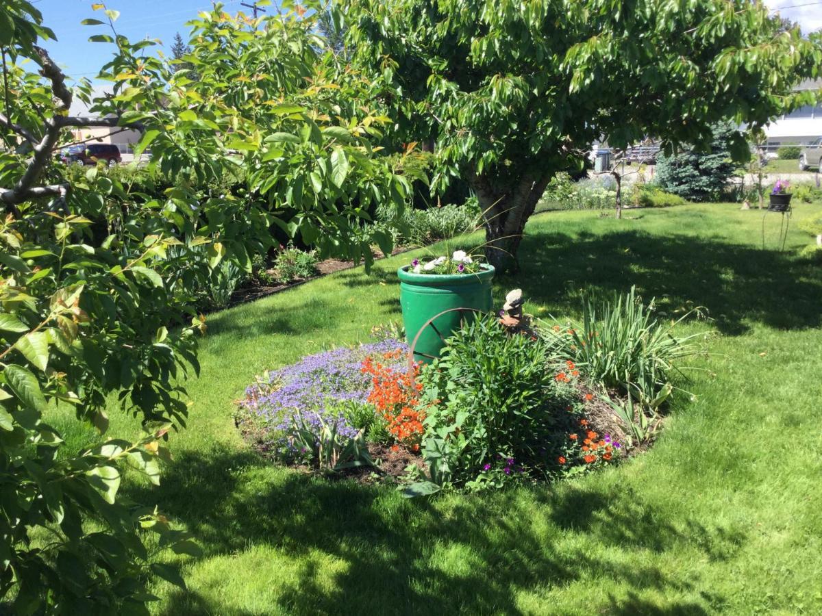 Your Home Away From Home Kelowna Bagian luar foto