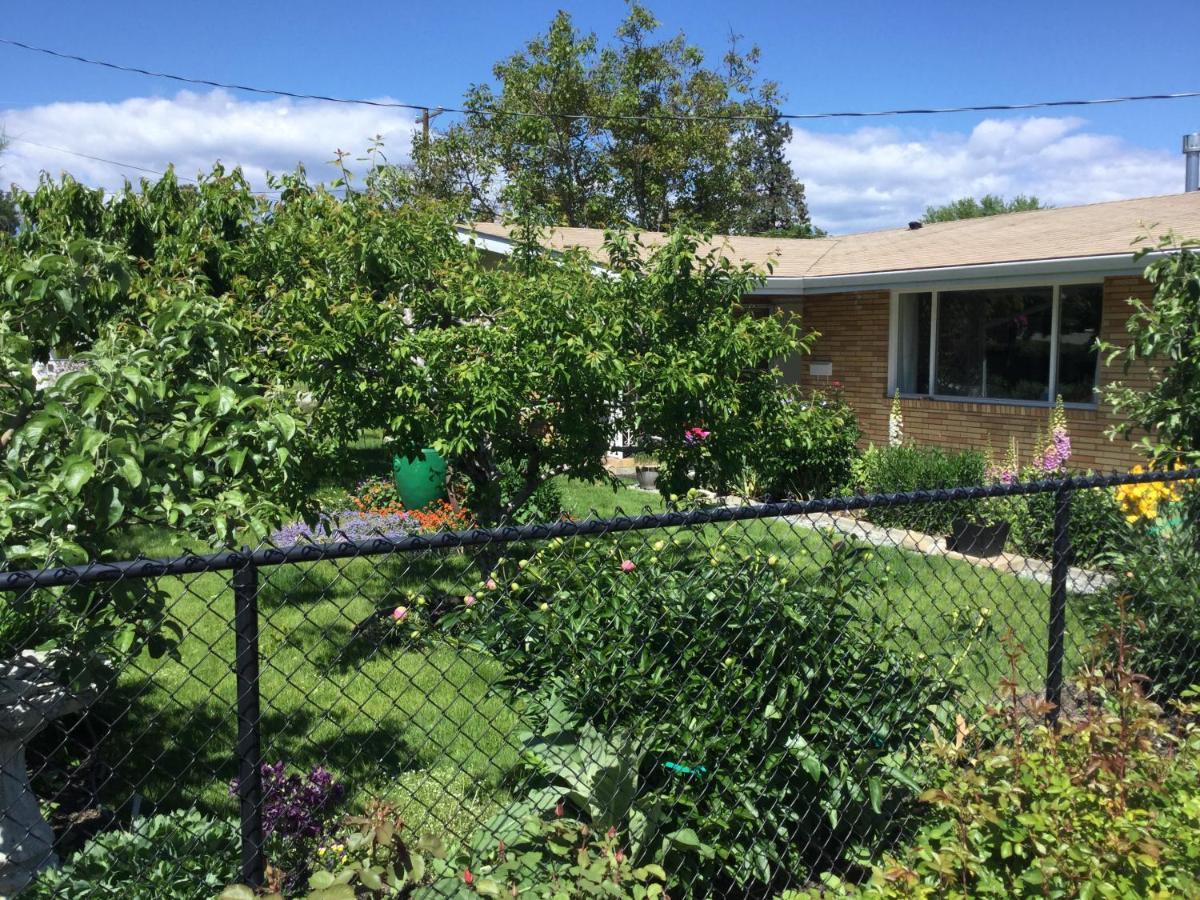 Your Home Away From Home Kelowna Bagian luar foto