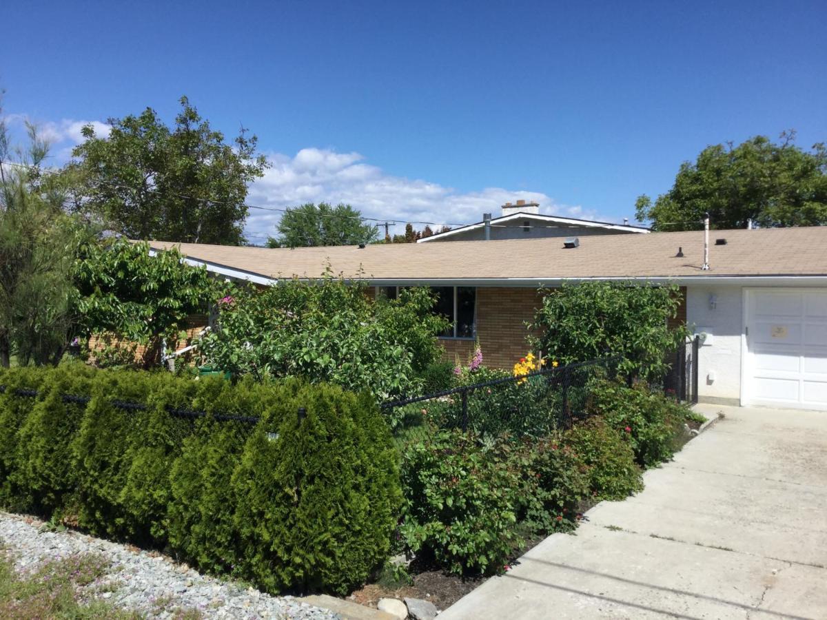 Your Home Away From Home Kelowna Bagian luar foto